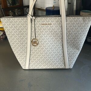 Brand new Michael kors purse barely used